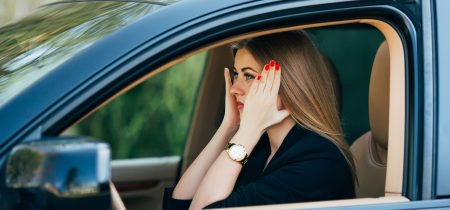 chica-sorprendida-asustada-antes-accidente-carretera-coche-min