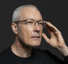 hombre-senior-gafas-inteligentes-min hombre-senior-gafas-inteligentes-min