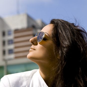 mujer-bella-atractiva-calle-min mujer-bella-atractiva-calle-min