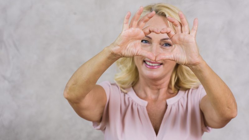 senior-mujer-haciendo-corazon-sus-dedos-min senior-mujer-haciendo-corazon-sus-dedos-min