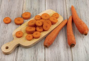 vista_superior_zanahorias_frescas_picadas_tabla_cocina_madera_zanahorias-min